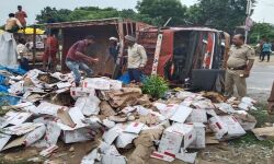 हाईवे पर शराब लूट के लिए मची होड- लूटकर ले गए दारू की बोतलें हाईवे पर शराब लूट के लिए मची होड- लूटकर ले गए दारू की बोतलें