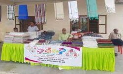 ODOP की प्रदर्शनी में पहली बार अपना सामान पेश कर खिले बुनकरों के चेहरे