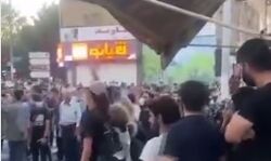 हिजाब के विरोध में महिलाएं सड़कों पर- रोकने को सरकार ने झोंकी ताकत