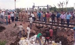 बैराज से छोड़े गए पानी से रेलवे ट्रैक धंसा-रोका गया रेलों का आवागमन बैराज से छोड़े गए पानी से रेलवे ट्रैक धंसा-रोका गया रेलों का आवागमन