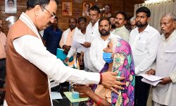 उपमुख्यमंत्री समस्याओं के निस्तारण का दिलाया विश्वास उपमुख्यमंत्री समस्याओं के निस्तारण का दिलाया विश्वास