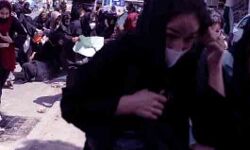 हिजाब के खिलाफ अब यहां भी महिलाओं ने उठाए बगावत के झंडे हिजाब के खिलाफ अब यहां भी महिलाओं ने उठाए बगावत के झंडे