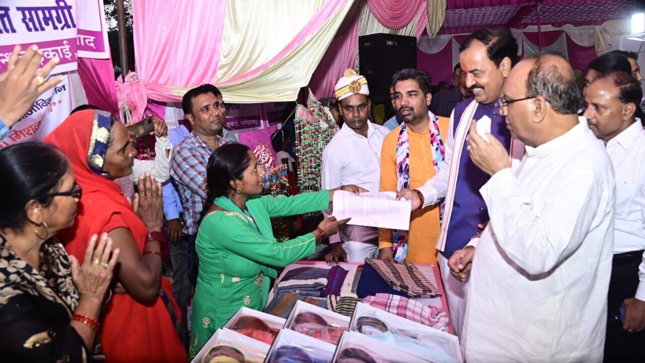 जन चौपाल में उप मुख्यमंत्री द्वारा गर्भवती महिलाओं की गोद भराई जन चौपाल में उप मुख्यमंत्री द्वारा गर्भवती महिलाओं की गोद भराई