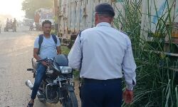 यातायात पुलिस की उल्लघंन करने वालों पर पैनी नजर- काटे इतने चालान यातायात पुलिस की उल्लघंन करने वालों पर पैनी नजर- काटे इतने चालान