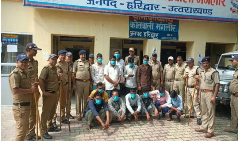 पुलिस पर पथराव करने वाले पूर्व राज्य मंत्री समेत दर्जनभर गिरफ्तार