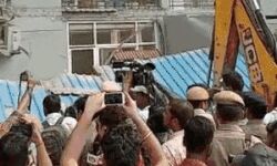 सोसाइटी में चला बुलडोजर- श्रीकांत के घर लगे पेड़ किए जमींदोज सोसाइटी में चला बुलडोजर- श्रीकांत के घर लगे पेड़ किए जमींदोज