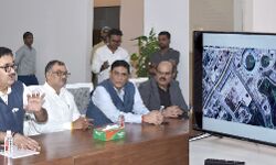 सुरक्षा की दृष्टि से स्टेडियम में गेट पर चेक प्वाइंट बनाये जाये- गिरीश सुरक्षा की दृष्टि से स्टेडियम में गेट पर चेक प्वाइंट बनाये जाये- गिरीश