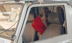 डीएम की कार में बंदर हुए सवार, लिया मजा और उतारा उत्पात डीएम की कार में बंदर हुए सवार, लिया मजा और उतारा उत्पात