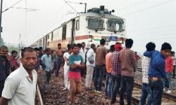 एक्सप्रेस के इंजन में फंसी गाय-थम गए ट्रेनों के पहिए मची, अफरा तफरी एक्सप्रेस के इंजन में फंसी गाय-थम गए ट्रेनों के पहिए मची, अफरा तफरी