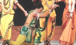 कुएं के चबूतरे पर बैठकर रामलीला देख रहे युवक के साथ हुआ ऐसा काम..