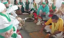 लाठीचार्ज की बरसी पर किसानों ने यहां पर किया हवन पूजन लाठीचार्ज की बरसी पर किसानों ने यहां पर किया हवन पूजन