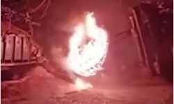 सड़क पर धूं धूं करके जला टैंकर बन गया चिता- जिंदा जले चालक की मौत सड़क पर धूं धूं करके जला टैंकर बन गया चिता- जिंदा जले चालक की मौत