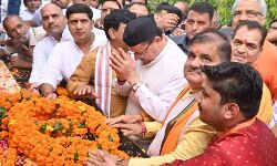 सीएम पुष्कर सिंह धामी पहुंचे रामपुर तिराहा - शहीदों को दी श्रद्धांजलि सीएम पुष्कर सिंह धामी पहुंचे रामपुर तिराहा - शहीदों को दी श्रद्धांजलि