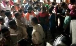 दुर्गा पंडाल में युवक ने भजन कीर्तन का किया विरोध- परिवार समेत पहुंचा जेल दुर्गा पंडाल में युवक ने भजन कीर्तन का किया विरोध- परिवार समेत पहुंचा जेल