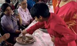 काजोल ने बेटे के साथ माँ दुर्गा का भोग बांटा काजोल ने बेटे के साथ माँ दुर्गा का भोग बांटा