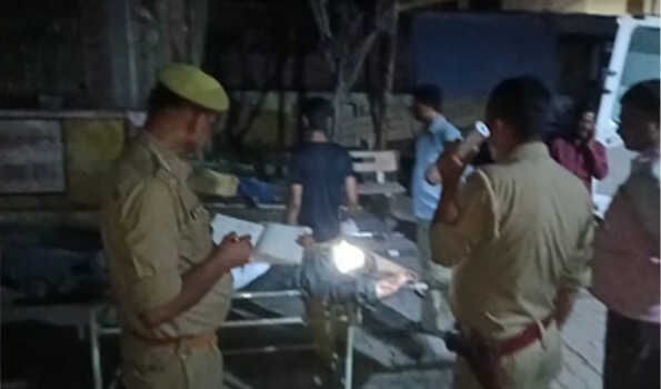 हाईवे पर कार डिवाइडर से टकराने से पिता - पुत्र सहित तीन की मौत हाईवे पर कार डिवाइडर से टकराने से पिता - पुत्र सहित तीन की मौत