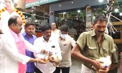 जिंदा मुर्गी, शराब बांटते दिखाई दिये नेता- लगी लम्बी लाइन-वीडियो वायरल