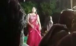 रामलीला के रंगमंच पर बार बालाओ ने मटकाये कूल्हे-पुलिस ने किया ऐसा ईलाज रामलीला के रंगमंच पर बार बालाओ ने मटकाये कूल्हे-पुलिस ने किया ऐसा ईलाज