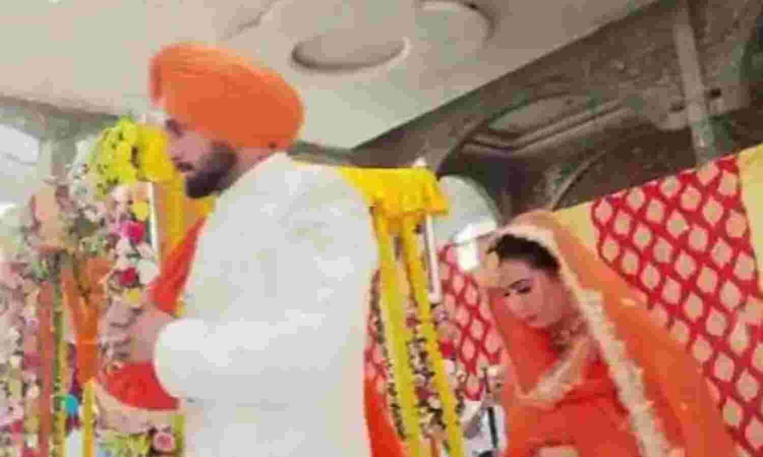 एमएलए और पार्टी कार्यकर्ता आए नजदीक- दोनों ने अब रचा ली शादी