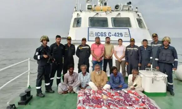 पाकिस्तानी नाव में मिला 350 करोड़ की हेरोइन का जखीरा- 6 अरेस्ट