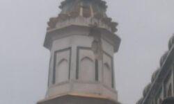 मस्जिद पर गिरी आसमानी बिजली- मीनार का हुआ ऐसा हाल मस्जिद पर गिरी आसमानी बिजली- मीनार का हुआ ऐसा हाल