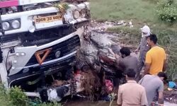 सड़क पर पलटा केमिकल भरा ट्रक हुआ टुकड़े टुकड़े, लगी आग चालक की मौत सड़क पर पलटा केमिकल भरा ट्रक हुआ टुकड़े टुकड़े, लगी आग चालक की मौत