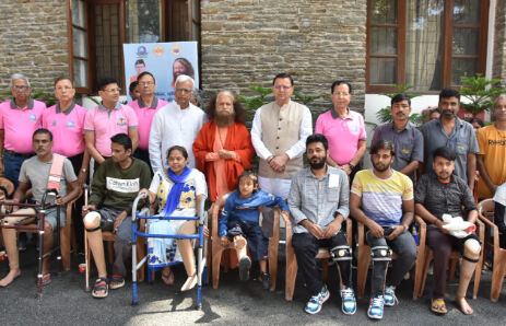 CM धामी ने दिव्यांगजनों के लिए कृत्रिम अंग वितरण कार्यक्रम में किया प्रतिभाग