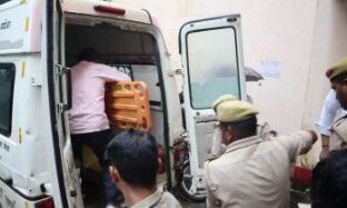 अदालत में पहुंचे पत्नी से परेशान युवक ने किया ऐसा काम हालत नाजुक