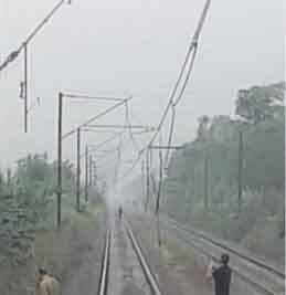 टूटा ओएचई वायर- जहां की तहां खड़ी रह गई यह रेलगाड़ियां, यात्री हलकान टूटा ओएचई वायर- जहां की तहां खड़ी रह गई यह रेलगाड़ियां, यात्री हलकान
