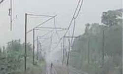 टूटा ओएचई वायर- जहां की तहां खड़ी रह गई यह रेलगाड़ियां, यात्री हलकान