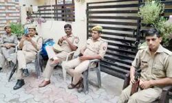 दिनदहाड़े महिला की गोली मारकर हत्या-छत के रास्ते घुसे बदमाश