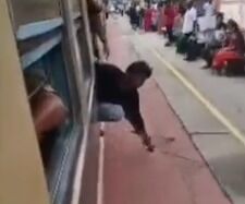 हथियार लहराते हुए लोगों को डराने का प्रयास- पुलिस ने कर लिये अरेस्ट हथियार लहराते हुए लोगों को डराने का प्रयास- पुलिस ने कर लिये अरेस्ट