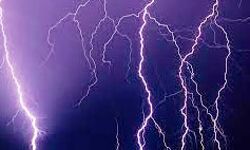 बिजली गिरने से रेलवे के ट्रैक मैन की मौत, तीन अन्य झुलसे बिजली गिरने से रेलवे के ट्रैक मैन की मौत, तीन अन्य झुलसे