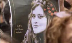 हिजाब विरोधी आंदोलन के समर्थन में उतार दिये इस अभिनेत्री ने कपड़े हिजाब विरोधी आंदोलन के समर्थन में उतार दिये इस अभिनेत्री ने कपड़े