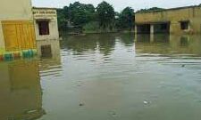 बाढ़ के पानी में एक ही परिवार के चार लोग बह गये बाढ़ के पानी में एक ही परिवार के चार लोग बह गये