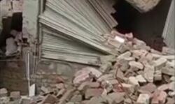 आसमान में निकली धूप सहन नहीं कर पाया मकान- ऐसे हुआ जमींदोज आसमान में निकली धूप सहन नहीं कर पाया मकान- ऐसे हुआ जमींदोज