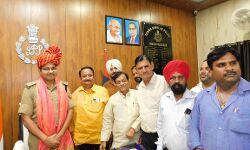 कपड़ा कारोबारी से हुई लूट के खुलासे पर SSP को किया सम्मानित कपड़ा कारोबारी से हुई लूट के खुलासे पर SSP को किया सम्मानित