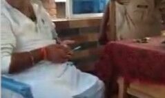 चौकी पहुंचे बीजेपी नेता ने दरोगा को धमकाया- कराई सरकार की किरकिरी चौकी पहुंचे बीजेपी नेता ने दरोगा को धमकाया- कराई सरकार की किरकिरी