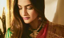 बनारसी लंहगे में चांद की तरह दिखीं सोनम