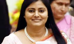 मंत्री के सुरक्षा घेरे को तोड़ने वाले को सुरक्षाकर्मियों ने दबोचा मंत्री के सुरक्षा घेरे को तोड़ने वाले को सुरक्षाकर्मियों ने दबोचा