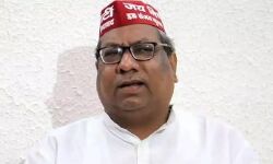 कैबिनेट मंत्री को आया गुस्सा- मंच पर फेंका माइक- जमकर लगाई फटकार कैबिनेट मंत्री को आया गुस्सा- मंच पर फेंका माइक- जमकर लगाई फटकार