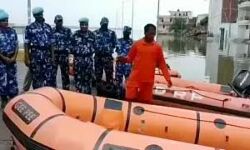 राहत सामग्री बांटने जा रही नाव में घुसा पानी- एमएलए ने ऐसे बचाई जान