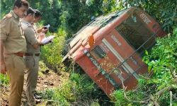 बेकाबू हुई रोडवेज बस नाले में पलटी- मचा कोहराम, दर्जनों सवारियां घायल बेकाबू हुई रोडवेज बस नाले में पलटी- मचा कोहराम, दर्जनों सवारियां घायल