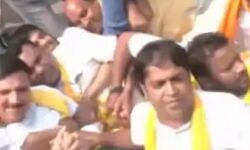 डिप्टी सीएम से पूछताछ पर घमासान- जमकर हुई धक्का-मुक्की और अरेस्टिंग डिप्टी सीएम से पूछताछ पर घमासान- जमकर हुई धक्का-मुक्की और अरेस्टिंग