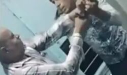 हाथापाई के बाद चलती ट्रेन से युवक को फेंका- यात्री बनाते रहे वीडियो