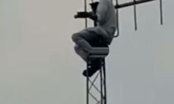 राजस्व अफसरों ने नहीं सुनी बात तो टावर पर चढ़े युवक ने किया ऐसा काम