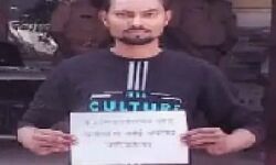 तख्ती लेकर थाने पहुंचा बदमाश- बोला साहब अब कभी नहीं करूंगा अपराध तख्ती लेकर थाने पहुंचा बदमाश- बोला साहब अब कभी नहीं करूंगा अपराध