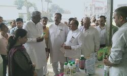 जागरूकता गोष्ठी- डीएम और एमएलसी ने किसानों को किया सम्मानित जागरूकता गोष्ठी- डीएम और एमएलसी ने किसानों को किया सम्मानित