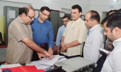 मण्डलायुक्त ने कलेक्ट्रेट स्थित कार्यालयों का निरीक्षण कर दिये निर्देश मण्डलायुक्त ने कलेक्ट्रेट स्थित कार्यालयों का निरीक्षण कर दिये निर्देश