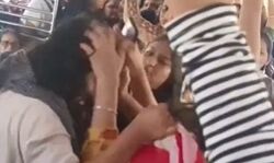 महिलाओं ने ट्रेन में दिखाया दम- चले लात और घूसे- वीडियो वायरल महिलाओं ने ट्रेन में दिखाया दम- चले लात और घूसे- वीडियो वायरल